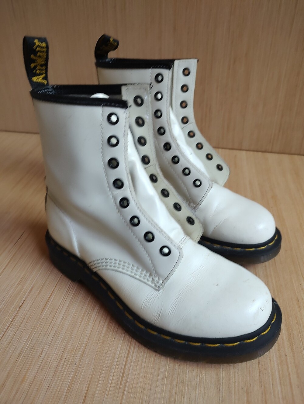 Dr. Doc Martens 11821 Combat Boots Women's White Leather 8 Eye Lace Up Shoes 8